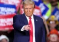 “Trump é Projetado como Novo Presidente dos EUA: Caminho de Retorno e Controvérsias”