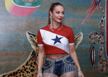 Paolla Oliveira brilha como rainha de bateria da Grande Rio com look em homenagem ao Pará