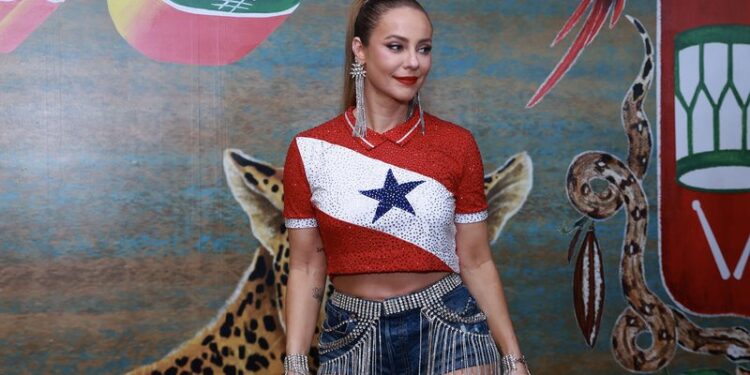 Paolla Oliveira brilha como rainha de bateria da Grande Rio com look em homenagem ao Pará