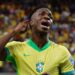 Vini brilha no início, mas perde pênalti e enfrenta frustração com a Seleção