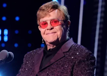 Elton John revela dificuldades visuais após infecção e fala sobre assistir seu novo musical