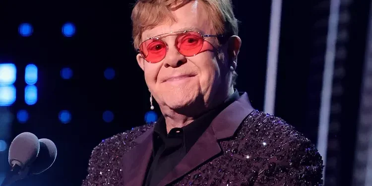 Elton John revela dificuldades visuais após infecção e fala sobre assistir seu novo musical