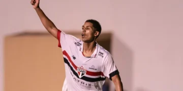 São Paulo Vence Criciúma e Garante Vaga na Final da Copinha Ryan Francisco Brilha com Dois Gols de Pênalti na Virada Tricolor