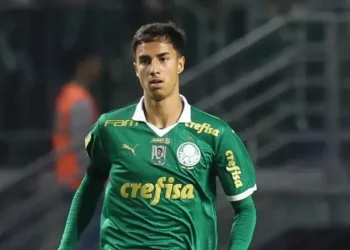 Manchester City confirma a contratação de Vitor Reis, zagueiro revelação do Palmeiras