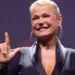 Xuxa se recupera de cirurgia no joelho enquanto se prepara para turnê comemorativa