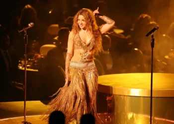 Shakira estreia turnê no RJ com caos, vaias a Piqué e calor escaldante