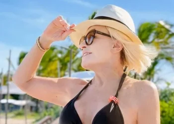 Ana Maria Braga aproveita Carnaval em praia paradisíaca na Bahia