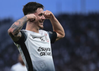 Corinthians vence Santos e garante vaga na final do Paulistão