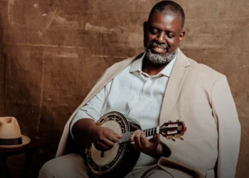 Péricles relembra saída do Exaltasamba: “Parar no auge foi difícil, mas essencial para o respeito que temos hoje”