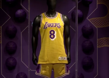 Camisa usada por Kobe Bryant em sua estreia nos Lakers é vendida por quase R$ 40 milhões
