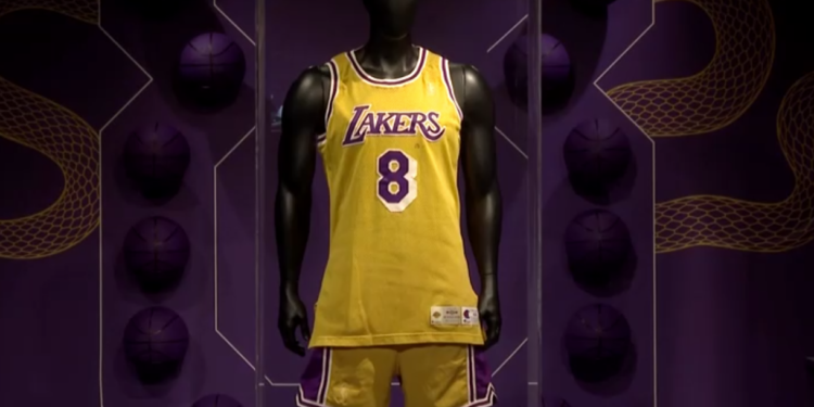 Camisa usada por Kobe Bryant em sua estreia nos Lakers é vendida por quase R$ 40 milhões