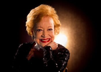 Claudette Soares encanta o Rio ao cantar Chico Buarque com bossa e emoção