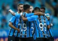 Grêmio sofre, mas vence o Luqueño e garante vaga nos playoffs da Sul-Americana