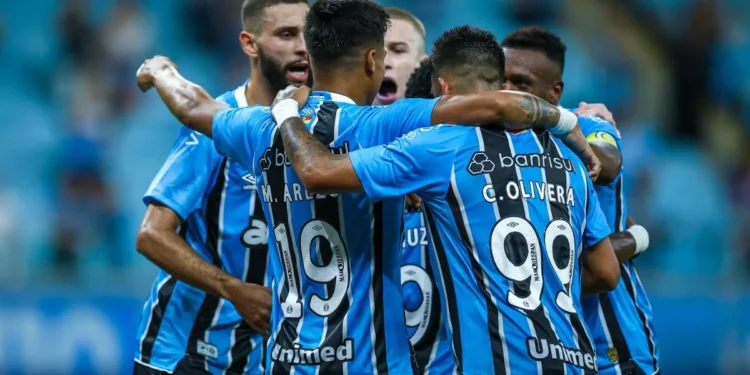 Grêmio sofre, mas vence o Luqueño e garante vaga nos playoffs da Sul-Americana