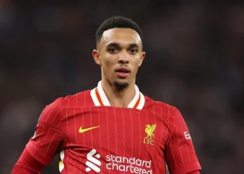 Real Madrid antecipa chegada de Alexander-Arnold com pagamento de multa rescisória