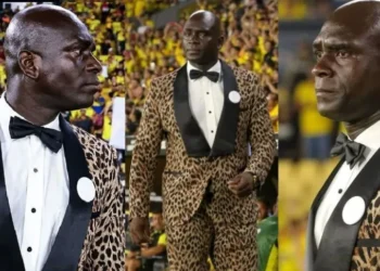 Técnico do Barcelona de Guayaquil é multado em US$ 50 mil por usar terno “oncinha” na Libertadores