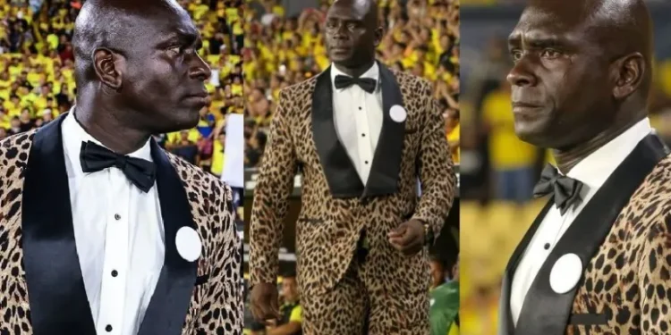 Técnico do Barcelona de Guayaquil é multado em US$ 50 mil por usar terno “oncinha” na Libertadores