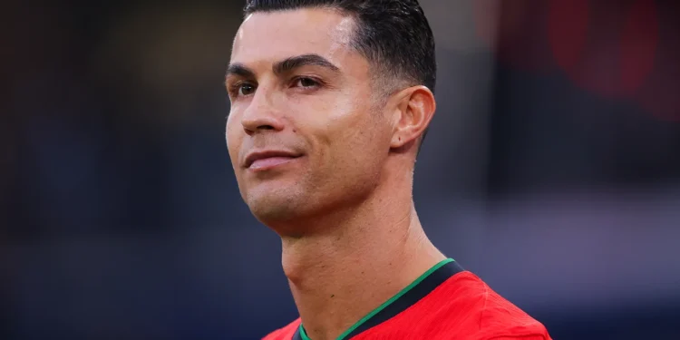 Cristiano Ronaldo renova com Al-Nassr e segue firme rumo aos mil gols na carreira