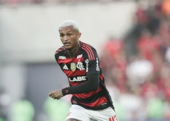 Roma faz proposta de R$160 milhões por Wesley, do Flamengo