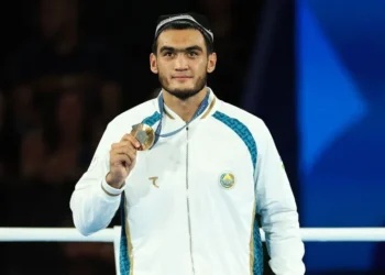 Campeão olímpico de boxe Lazizbek Mullojonov é suspenso por doping com esteroide