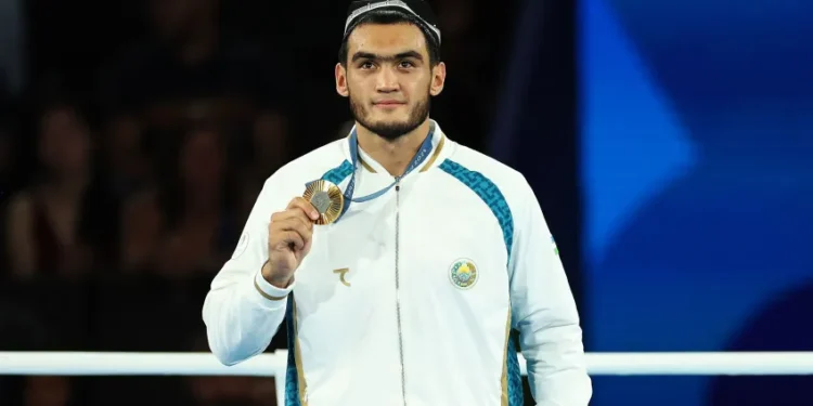 Campeão olímpico de boxe Lazizbek Mullojonov é suspenso por doping com esteroide
