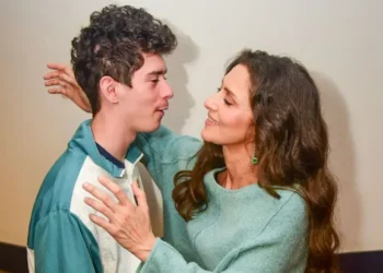 Maria Fernanda Cândido surge ao lado do filho em rara aparição pública em São Paulo