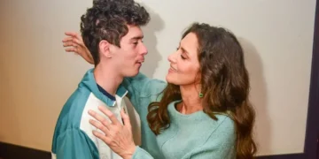 Maria Fernanda Cândido surge ao lado do filho em rara aparição pública em São Paulo