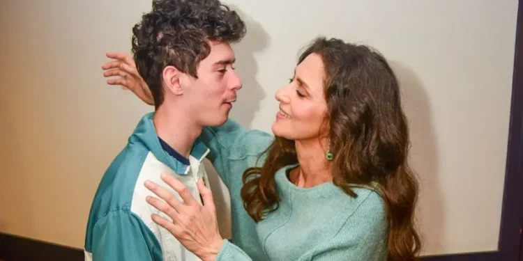 Maria Fernanda Cândido surge ao lado do filho em rara aparição pública em São Paulo