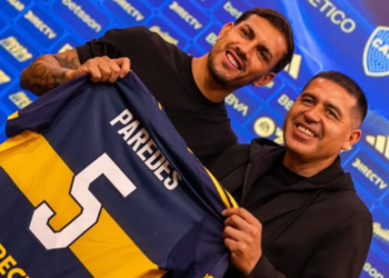 Com recepção de gala na Bombonera, Leandro Paredes é apresentado no retorno ao Boca Juniors