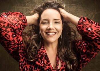 Ana Carolina surpreende fãs ao ignorar hits em show que celebra 25 anos de carreira