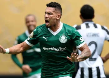 Paulinho passará por nova cirurgia, está fora da temporada e pressiona o Palmeiras a buscar reforço