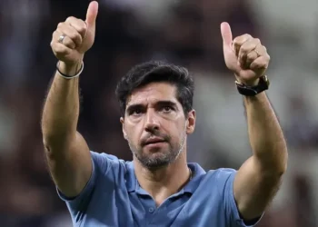 Abel Ferreira elogia torcida do Universitario após goleada do Palmeiras na Libertadores