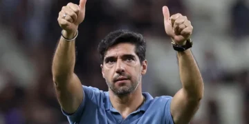 Abel Ferreira elogia torcida do Universitario após goleada do Palmeiras na Libertadores