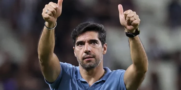 Abel Ferreira elogia torcida do Universitario após goleada do Palmeiras na Libertadores