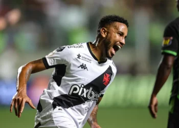 Cena inusitada em São Januário: Jair derruba Daronco e torcida vibra no empate entre Vasco e Botafogo