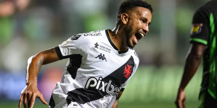 Cena inusitada em São Januário: Jair derruba Daronco e torcida vibra no empate entre Vasco e Botafogo