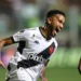 Cena inusitada em São Januário: Jair derruba Daronco e torcida vibra no empate entre Vasco e Botafogo