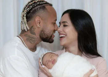 Bruna Biancardi mostra filha Mel com camisa do Santos e acompanha jogo com Mavie