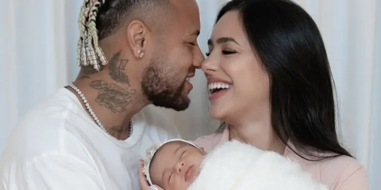 Bruna Biancardi mostra filha Mel com camisa do Santos e acompanha jogo com Mavie