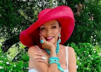 Aos 92 anos, Joan Collins posa de maiô e revela planos para novo filme no sul da França