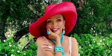 Aos 92 anos, Joan Collins posa de maiô e revela planos para novo filme no sul da França