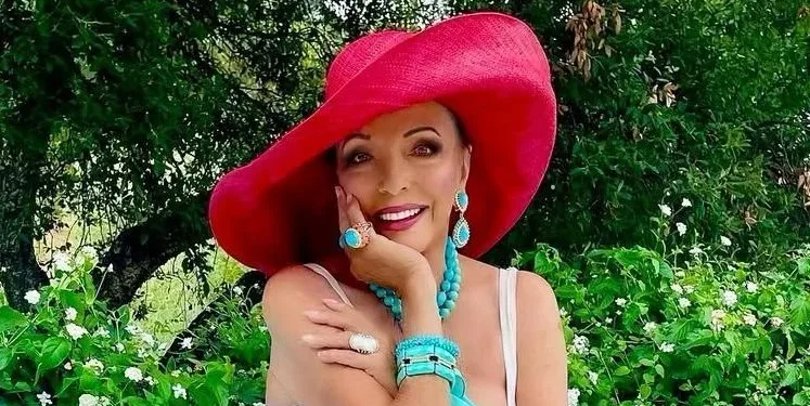 Aos 92 anos, Joan Collins posa de maiô e revela planos para novo filme no sul da França