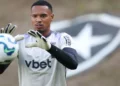 Botafogo acerta venda de John ao Nottingham Forest por cerca de R$ 60 milhões