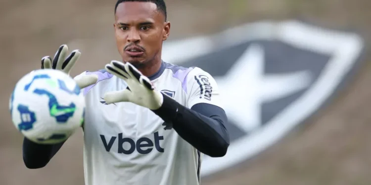 Botafogo acerta venda de John ao Nottingham Forest por cerca de R$ 60 milhões