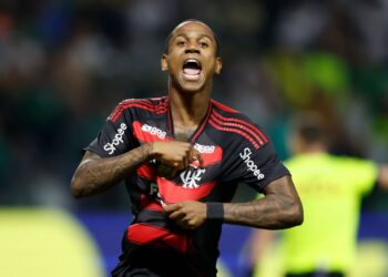 Wallace Yan lamenta pênalti perdido em eliminação do Flamengo e recebe apoio de Filipe Luís