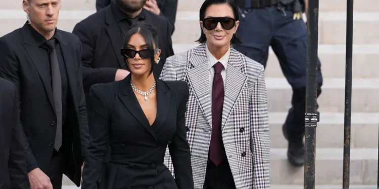 Kim Kardashian revela encontro às cegas armado por Kris Jenner: “Achei que era entrevista de emprego”