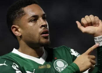 Vitor Roque dedica gol à mãe em vitória do Palmeiras sobre o River Plate