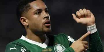 Vitor Roque dedica gol à mãe em vitória do Palmeiras sobre o River Plate