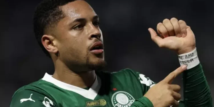 Vitor Roque dedica gol à mãe em vitória do Palmeiras sobre o River Plate