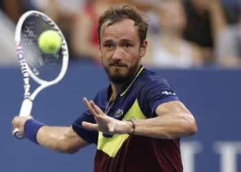 Medvedev encerra parceria de oito anos com técnico após queda precoce no US Open